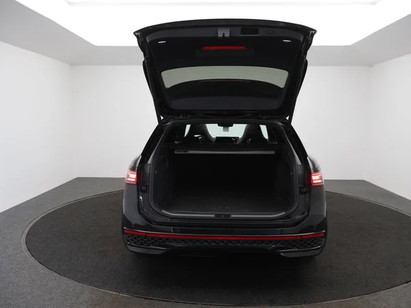VOLKSWAGEN Passat SW (2024) — foto 11 van 31