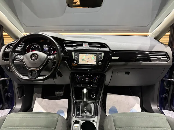 Volkswagen Touran (2016) — foto 2 van 27