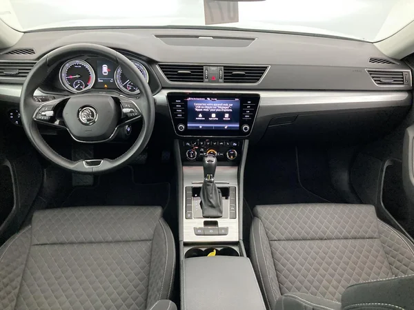 SKODA Superb Combi (2020) — foto 9 van 35