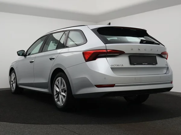 SKODA Octavia Combi PHEV (2023) — foto 5 van 22