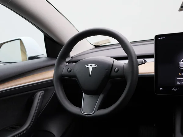 Tesla Model 3 (2023) — foto 33 van 44