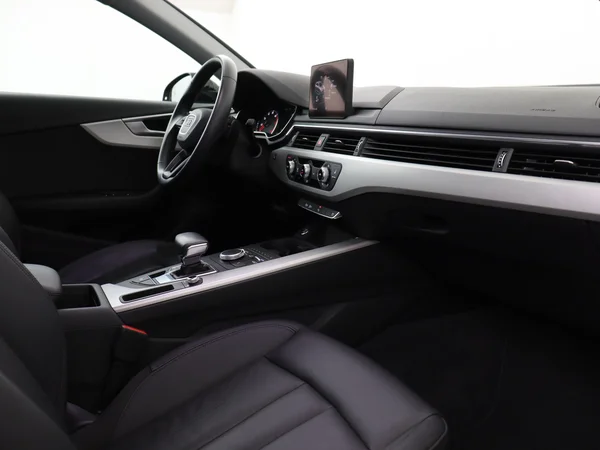 AUDI A4 (2019) — foto 3 van 29