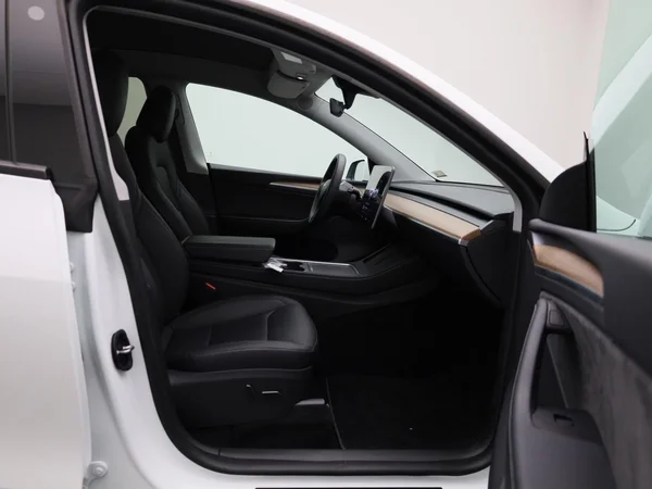 Tesla Model Y (2024) — foto 36 van 46