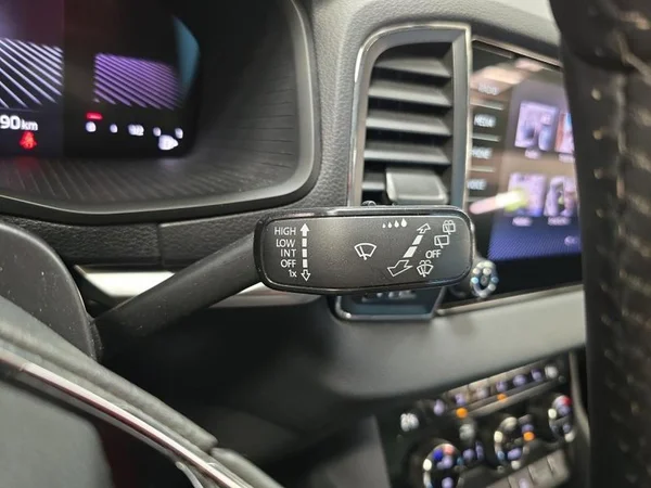 SKODA Karoq (2023) — foto 10 van 31
