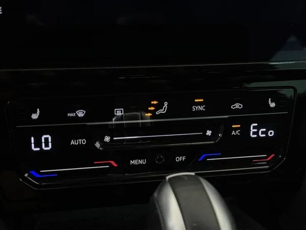VOLKSWAGEN Passat Variant (2022) — foto 18 van 33