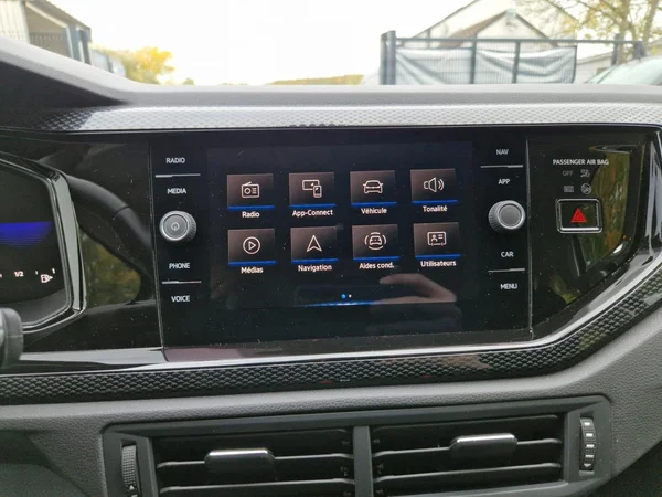 VOLKSWAGEN Polo (2023) — foto 24 van 26
