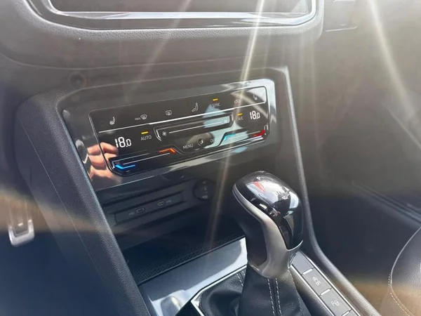 VOLKSWAGEN Tiguan (2021) — foto 15 van 33