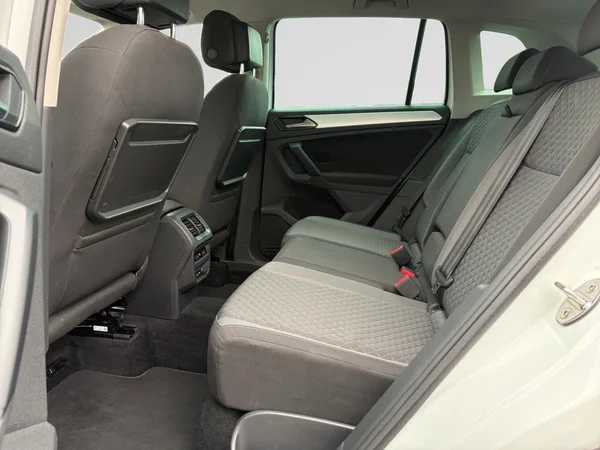 VOLKSWAGEN Tiguan (2018) — foto 9 van 11
