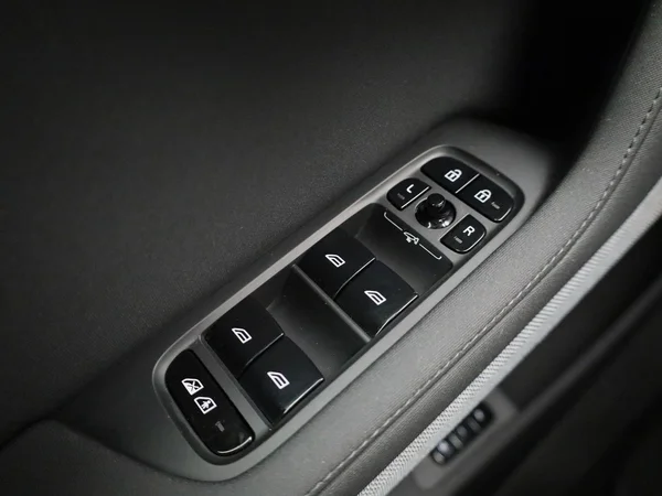 Polestar 2 (2022) — foto 15 van 40