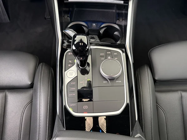 BMW 320 (2022) — foto 2 van 27