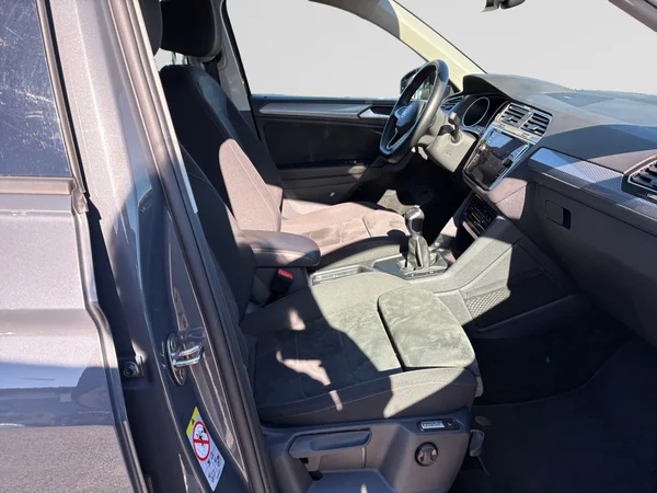 VOLKSWAGEN Tiguan (2022) — foto 14 van 23