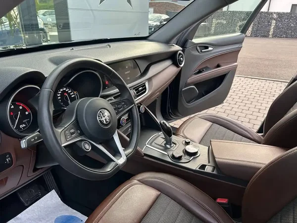 Alfa Romeo Stelvio (2018) — foto 4 van 22