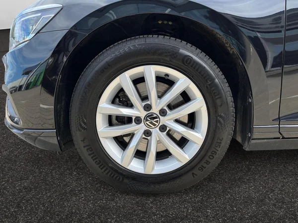VOLKSWAGEN Passat Variant (2024) — foto 14 van 23