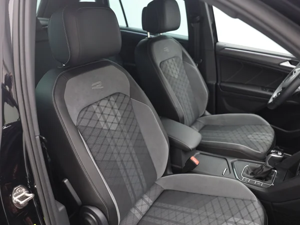 VOLKSWAGEN Tiguan (2023) — foto 14 van 21