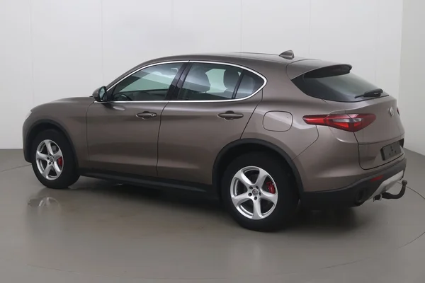 Alfa Romeo Stelvio (2017) — foto 16 van 22
