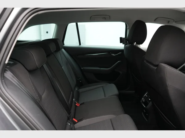 SKODA Octavia Combi (2023) — foto 9 van 30