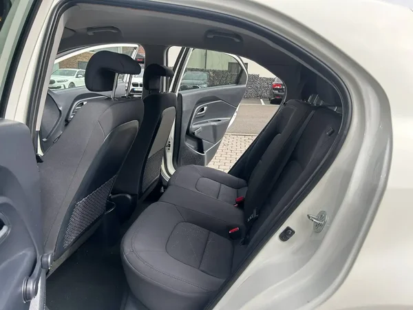 Kia Rio (2013) — foto 5 van 18