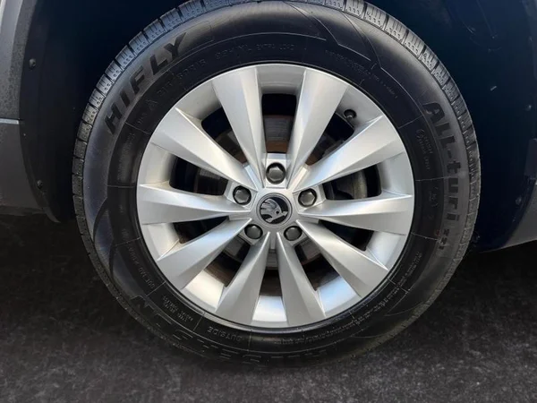 SKODA Karoq (2023) — foto 14 van 27