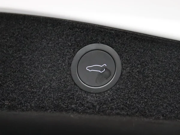 TESLA Model 3 (2024) — foto 18 van 28