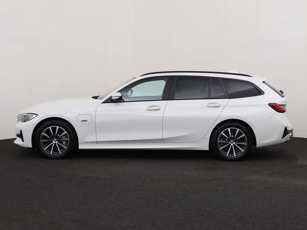 BMW 330 (2022) — foto 12 van 34
