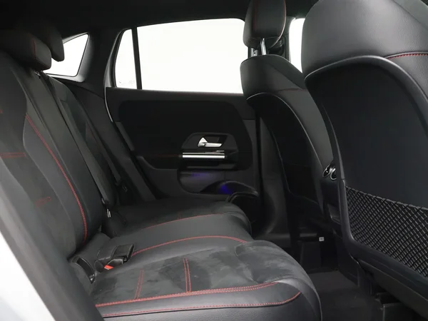 Mercedes-Benz GLA (2022) — foto 2 van 29