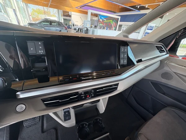 VOLKSWAGEN Multivan T7 Long (2025) — foto 8 van 23