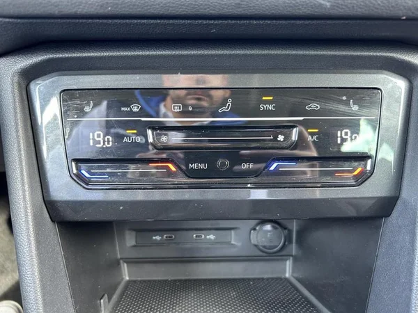VOLKSWAGEN Tiguan (2022) — foto 14 van 32