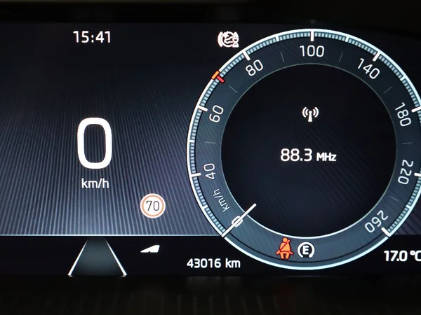 SKODA Octavia Combi PHEV (2024) — foto 2 van 20