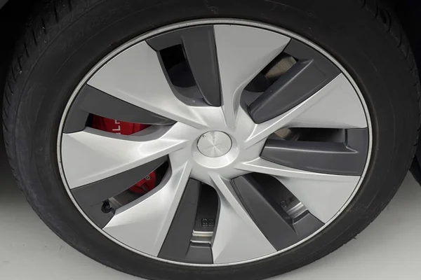 Tesla Model 3 (2023) — foto 20 van 36