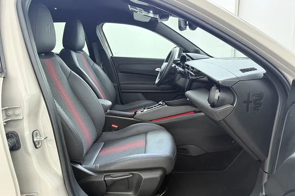 Alfa Romeo Junior (2025) — foto 17 van 19