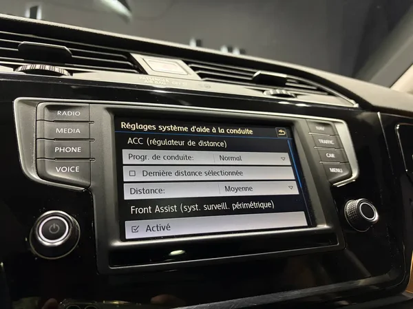 Volkswagen Touran (2016) — foto 5 van 27