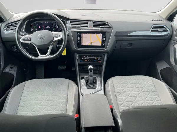 VOLKSWAGEN Tiguan (2021) — foto 14 van 17