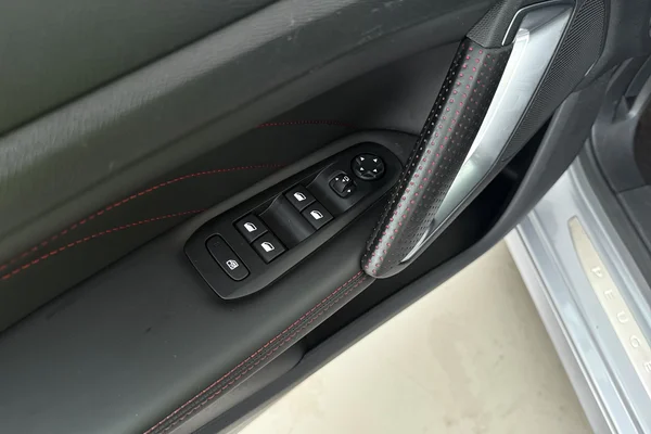 Peugeot 308 (2016) — foto 8 van 22