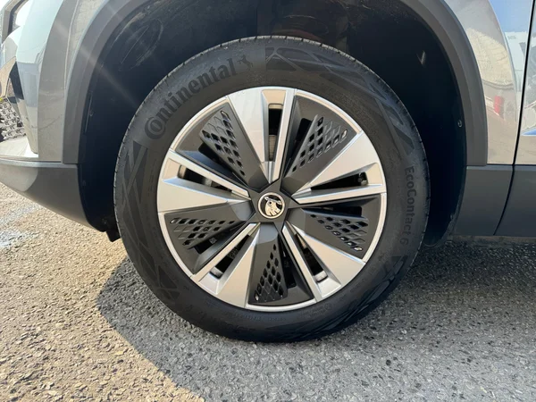 SKODA Karoq (2022) — foto 8 van 16