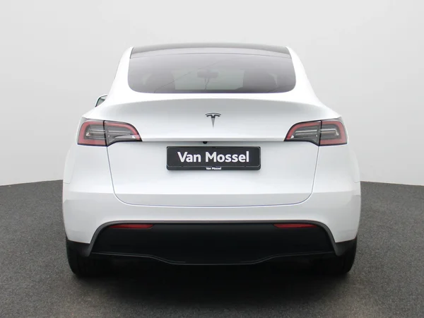 Tesla Model Y (2023) — foto 39 van 43