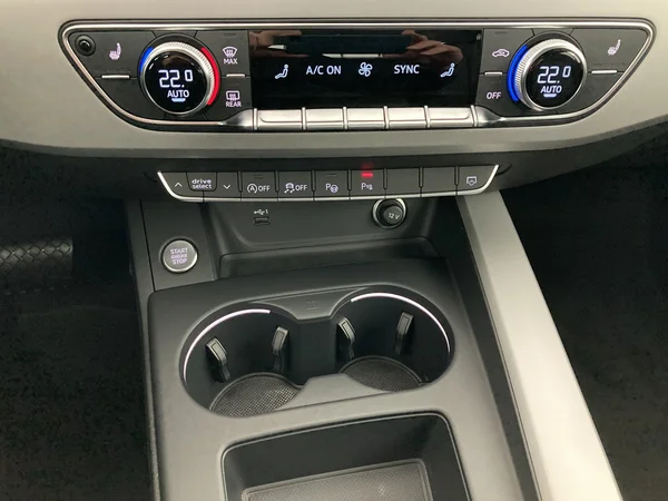 AUDI A4 (2022) — foto 14 van 36