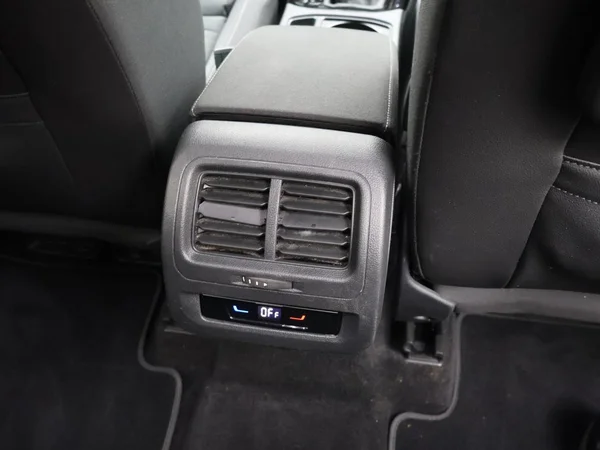 VOLKSWAGEN Touran (2023) — foto 13 van 31
