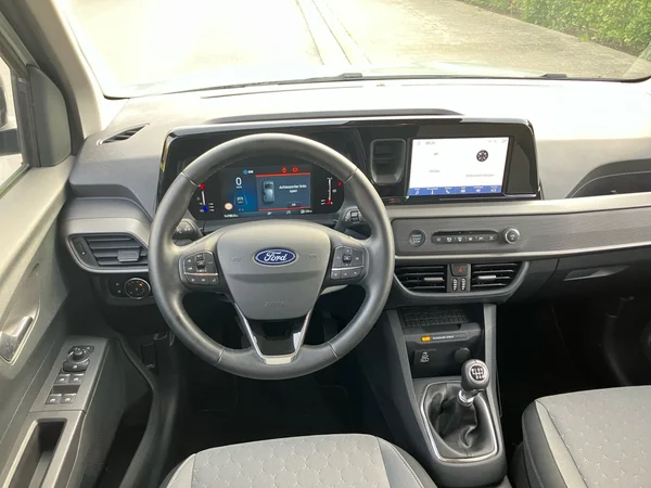 FORD Tourneo Courier (2025) — foto 12 van 25