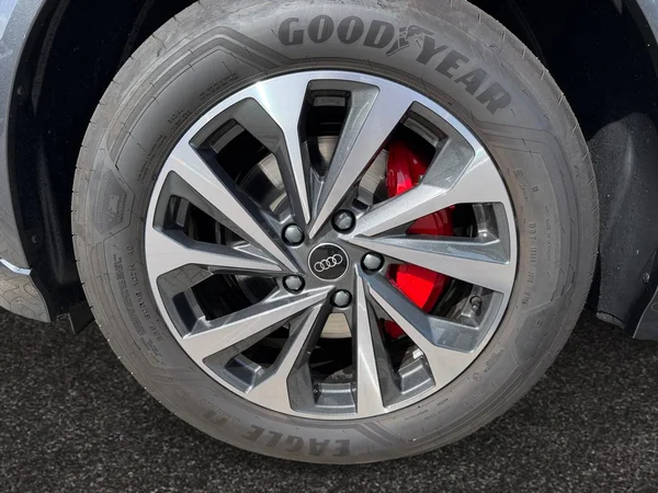 AUDI Q6 e-tron (2026) — foto 8 van 16