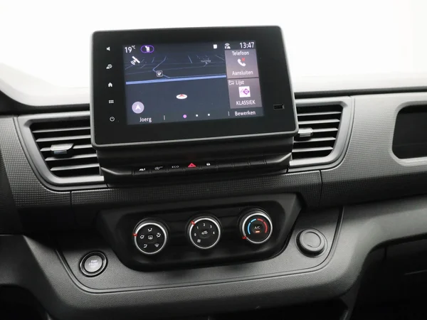 Renault Trafic (2022) — foto 3 van 39