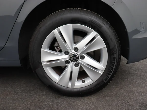 VOLKSWAGEN Golf (2024) — foto 7 van 28