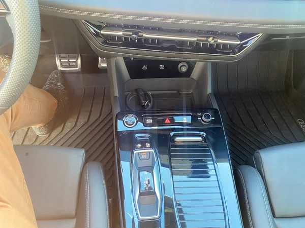 AUDI Q6 e-tron (2025) — foto 10 van 24