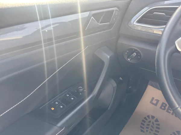 VOLKSWAGEN T-Roc (2024) — foto 8 van 20