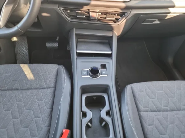 VOLKSWAGEN Tiguan (2024) — foto 4 van 23