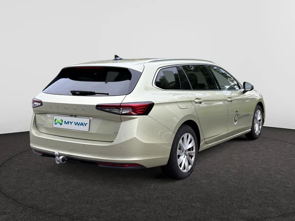 SKODA Superb Combi PHEV (2026) — foto 22 van 24