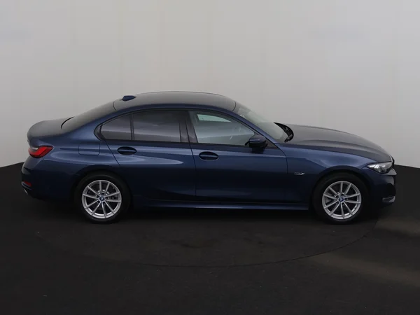 BMW 320 (2023) — foto 29 van 33