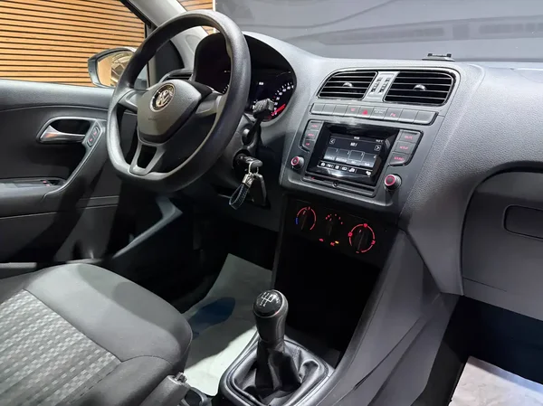 Volkswagen Polo (2016) — foto 6 van 22