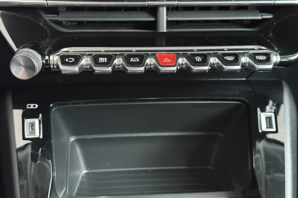 Peugeot E-2008 (2021) — foto 15 van 31