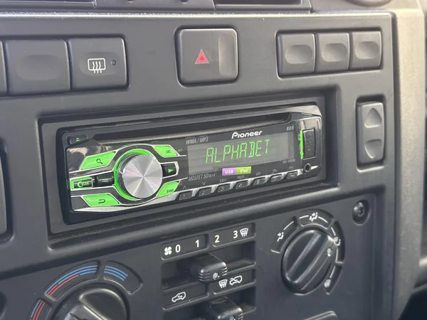 Land Rover Defender (2013) — foto 10 van 21