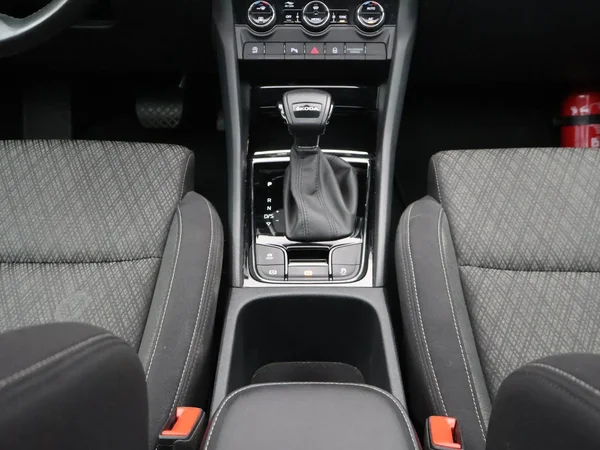Škoda Karoq (2023) — foto 9 van 33